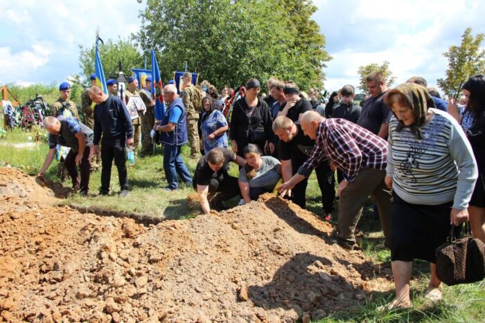 У Сновській громаді попрощалися із загиблим воїном Дмитром Сердюком