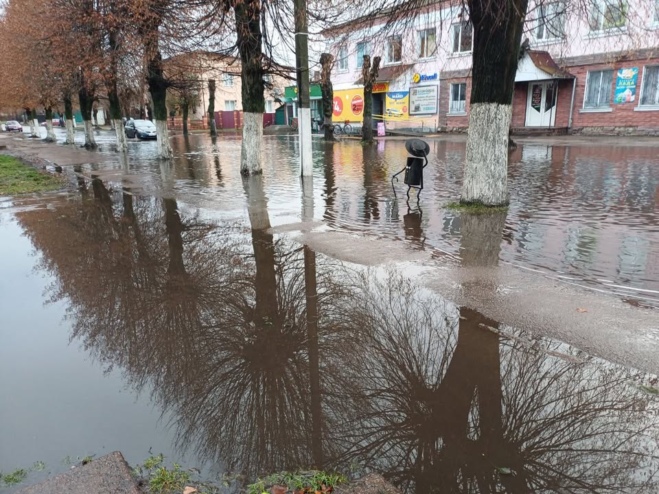 У центрі Сновська через засипаний колодязь утворилася велика калюжа