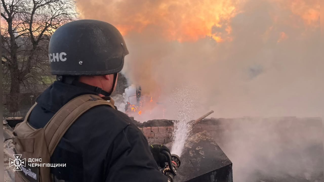 Обстріли Корюківського району: горіли житловий сектор та цивільна інфраструктура