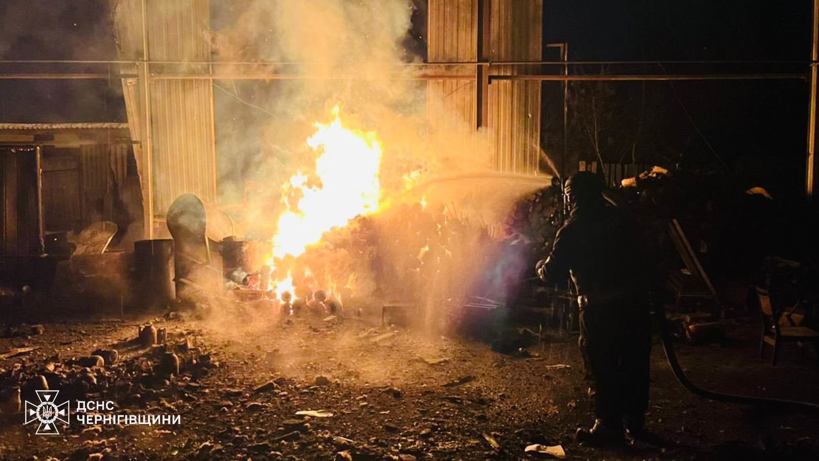 У Сновську дрони атакували продовольче підприємство: виникла пожежа