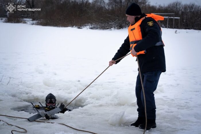 Рибалки помітили у річці Снов підозрілий предмет: водолази дістали залишки безпілотника