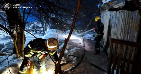 Рятувальники врятували чоловіка під час пожежі у Сновську