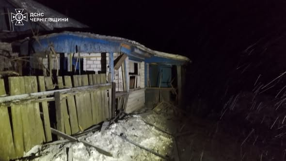 Через влучання БпЛА у Сновській громаді пошкоджено будинок та сталася пожежа