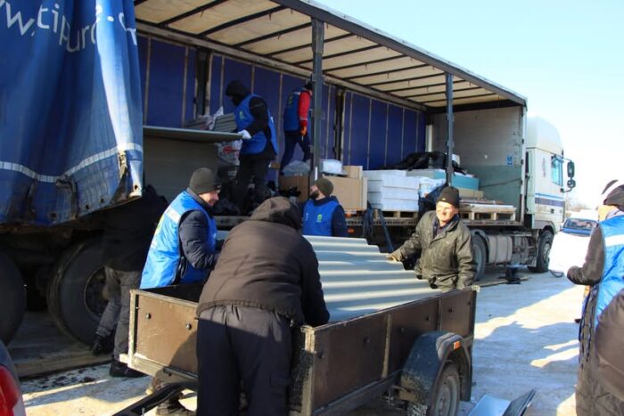 Переселенцям та постраждалим від обстрілів у Сновську привезли будматеріали