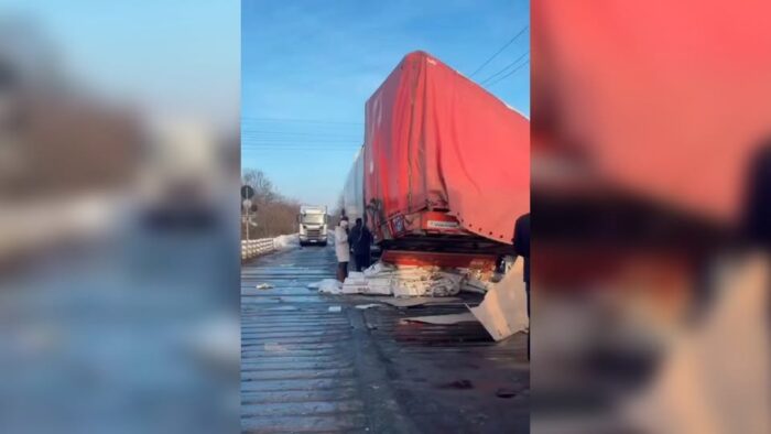 Вантажівка зіткнулася з потягом у селі Великий Щимель