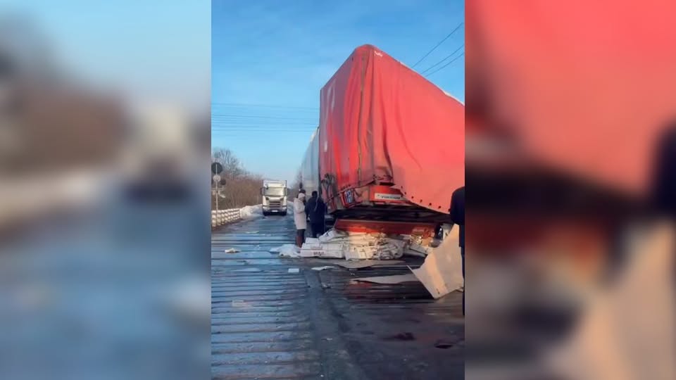 Вантажівка зіткнулася з потягом у селі Великий Щимель