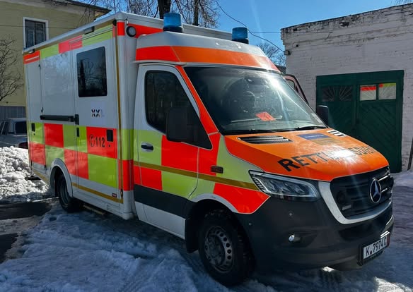 Сновська громада отримала пожежну машину та «швидку» з Німеччини