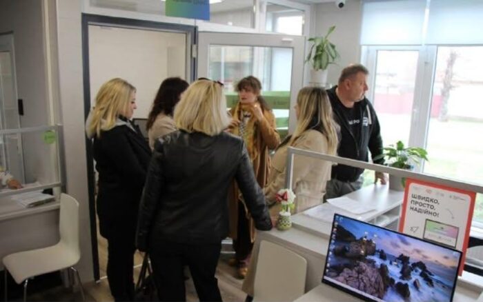 Делегація з Сумщини вивчала роботу Дія.Центру у Сновську