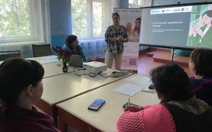 Жінок сіл Сновської громади навчають цифрової грамотності