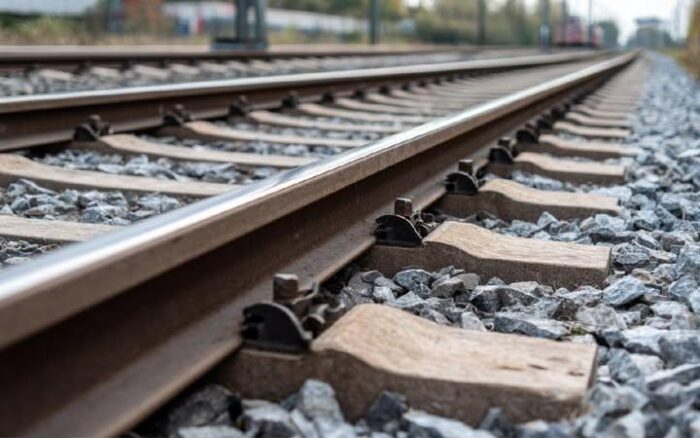 Російські війська обстріляли Сновську громаду: пошкоджені залізниця, будинок та поранено літню жінку