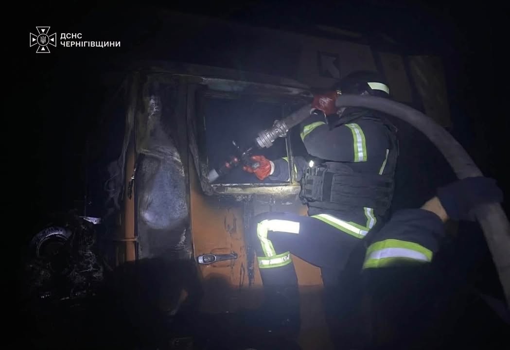 Російські безпілотники знищили склади з кормами та агротехніку в селах Сновської громади